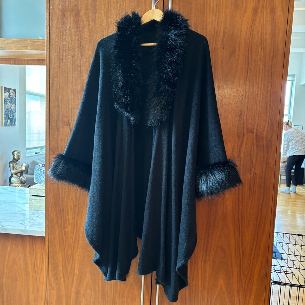 Chic Black Faux Fur Trim Poncho